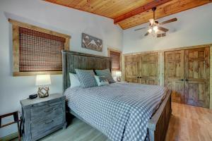 a bedroom with a bed and a ceiling fan at Smoky's Lodge in Pigeon Forge