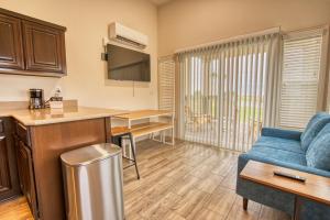 Kuchyň nebo kuchyňský kout v ubytování Coachella Lakes RV Resort