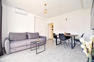 Posezení v ubytování 4K - Modern apartment very close to the sea