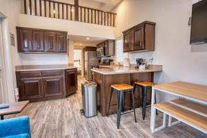 Kuchyň nebo kuchyňský kout v ubytování Coachella Lakes RV Resort