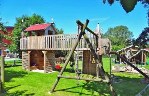 une aire de jeux pour enfants avec une structure de jeu en bois dans l'établissement Ferienhof-Wohler-Wohnung-5, à Bojendorf