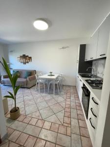 een keuken en een woonkamer met een tafel en een eetkamer bij Casa Fralia in Olbia