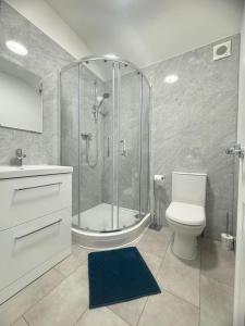 Shirley House 6, Guest House, Self Catering, Self Check in with smart locks, use of Fully Equipped Kitchen, close to City Centre, Ideal for Longer Stays, Excellent Transport Links的一间浴室