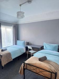 Shirley House 6, Guest House, Self Catering, Self Check in with smart locks, use of Fully Equipped Kitchen, close to City Centre, Ideal for Longer Stays, Excellent Transport Links客房内的一张或多张床位