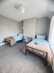 Shirley House 6, Guest House, Self Catering, Self Check in with smart locks, use of Fully Equipped Kitchen, close to City Centre, Ideal for Longer Stays, Excellent Transport Links客房内的一张或多张床位