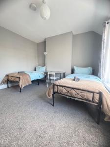Shirley House 6, Guest House, Self Catering, Self Check in with smart locks, use of Fully Equipped Kitchen, close to City Centre, Ideal for Longer Stays, Excellent Transport Links客房内的一张或多张床位