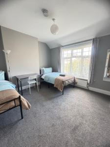Shirley House 6, Guest House, Self Catering, Self Check in with smart locks, use of Fully Equipped Kitchen, close to City Centre, Ideal for Longer Stays, Excellent Transport Links客房内的一张或多张床位