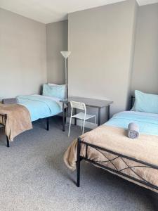 Shirley House 6, Guest House, Self Catering, Self Check in with smart locks, use of Fully Equipped Kitchen, close to City Centre, Ideal for Longer Stays, Excellent Transport Links客房内的一张或多张床位