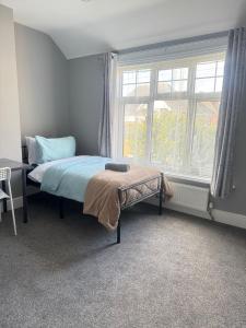 Shirley House 6, Guest House, Self Catering, Self Check in with smart locks, use of Fully Equipped Kitchen, close to City Centre, Ideal for Longer Stays, Excellent Transport Links客房内的一张或多张床位
