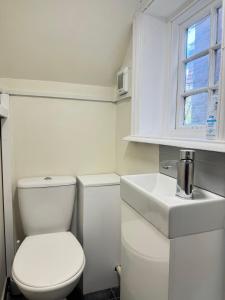 Fotografie z fotogalerie ubytování Shirley House 6, Guest House, Self Catering, Self Check in with smart locks, use of Fully Equipped Kitchen, close to City Centre, Ideal for Longer Stays, Excellent Transport Links v destinaci Southampton + 37 fotografií