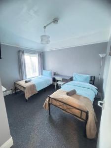Shirley House 6, Guest House, Self Catering, Self Check in with smart locks, use of Fully Equipped Kitchen, close to City Centre, Ideal for Longer Stays, Excellent Transport Links客房内的一张或多张床位