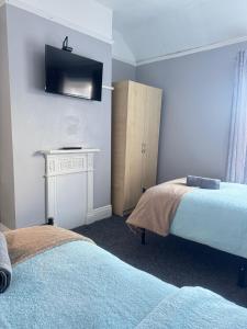 Shirley House 6, Guest House, Self Catering, Self Check in with smart locks, use of Fully Equipped Kitchen, close to City Centre, Ideal for Longer Stays, Excellent Transport Links客房内的一张或多张床位