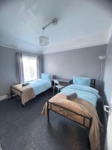 Shirley House 6, Guest House, Self Catering, Self Check in with smart locks, use of Fully Equipped Kitchen, close to City Centre, Ideal for Longer Stays, Excellent Transport Links客房内的一张或多张床位