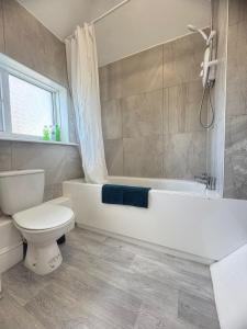 Shirley House 6, Guest House, Self Catering, Self Check in with smart locks, use of Fully Equipped Kitchen, close to City Centre, Ideal for Longer Stays, Excellent Transport Links的一间浴室