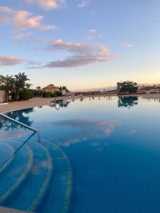 Bazén v ubytovaní Apartment with spectacular view in Puerto Santiago alebo v jeho blízkosti