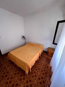 ein Schlafzimmer mit einem Bett in einem weißen Raum in der Unterkunft Maraja318X in Mar de Ajó