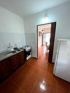 eine Küche mit Spüle und Kühlschrank in der Unterkunft Maraja318X in Mar de Ajó + 6 Fotos