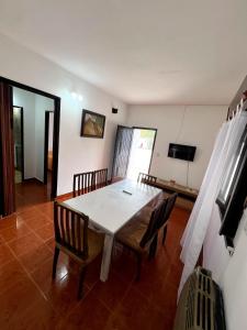 ein Esszimmer mit einem weißen Tisch und Stühlen in der Unterkunft Maraja318X in Mar de Ajó