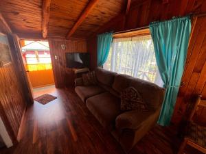 TV a/nebo společenská místnost v ubytování Cabañas y Hostal Isla Mágica