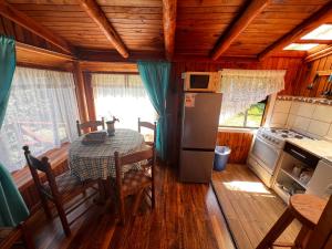 Kuchyň nebo kuchyňský kout v ubytování Cabañas y Hostal Isla Mágica
