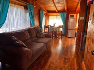 Posezení v ubytování Cabañas y Hostal Isla Mágica
