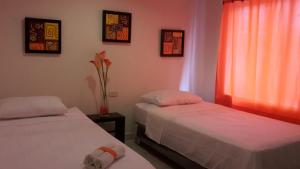 卡塔赫納的住宿－曼薩尼約海灘酒店，小型客房 - 带2张床和窗户