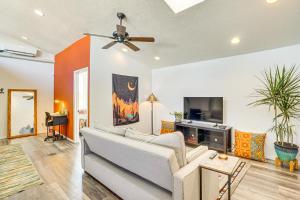 Una sala de estar con un sofá y un televisor. en 5 Mi to U of A Campus Mtn-View Tucson Pad!, en Tucson