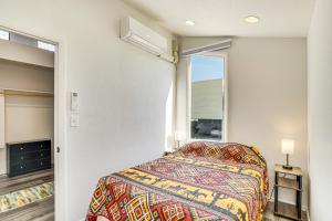 un dormitorio con una cama y una ventana en 5 Mi to U of A Campus Mtn-View Tucson Pad!, en Tucson