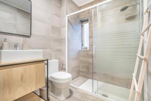 a bathroom with a toilet and a shower and a sink at Tulipa do Gêres in Geres +15 photos