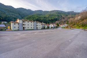an empty parking lot in front of a mountain at Tulipa do Gêres in Geres