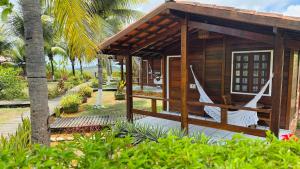 une maison avec un hamac dans un complexe dans l'établissement Pousada Estrela do Mar Noronha by Alto da Ilha, à Fernando de Noronha 25 autres photos