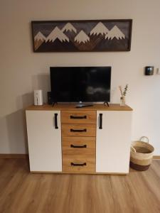 TV a/nebo společenská místnost v ubytování Apalupa na Hojsovce