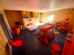 an aerial view of a living room with red chairs at La Maison Pop-70's-Spot Nature-B&B in Sarrant
