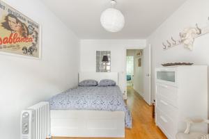 - une chambre blanche avec un lit dans l'établissement Heart of Paris III, Le Marais - Charming Apartment, à Paris