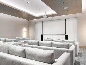 a living room with couches and a projection screen at Vista a la ciudad, piscina, gym, cine, parking free in Mapasingue +50 photos