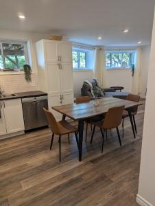 a kitchen and dining room with a table and chairs at Lac et Montagne Eastman in Eastman