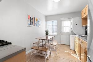 Η κουζίνα ή μικρή κουζίνα στο Golden Hill Hideaway Stylish, Central, and Cozy