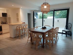 a kitchen and dining room with a table and chairs at Senderos del Mar in Monte Hermoso