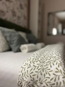 Un pat sau paturi într-o cameră la Downtown Studio