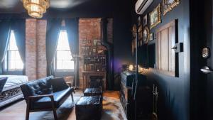 Ruang duduk di Pickle Factory Eight Unforgettable Rooms Sleeps 16