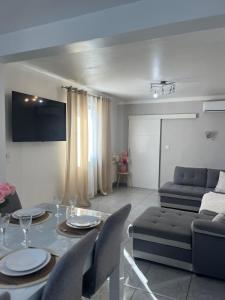 salon ze stołem i kanapą w obiekcie Villa climatisé avec piscine et jacuzzi w mieście Carpentras