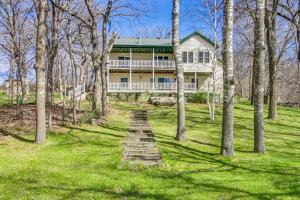 Κήπος έξω από το Pelican Rapids Lake House with Water Views and Dock!