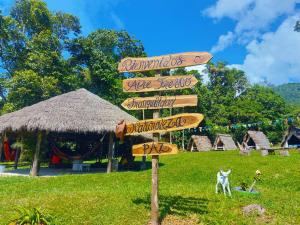 a street sign with arrows in front of a field at Rancho Porvenir in Mocoa +8 photos