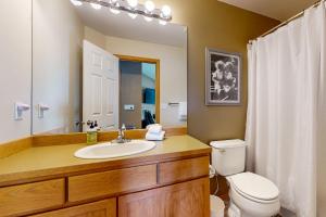 a bathroom with a sink and a toilet and a mirror at East Wenatchee Serenity Hills in East Wenatchee Bench +18 photos