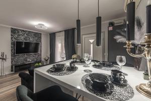 ヴィルにあるTiny Pool Houseの黒と白の食器が置かれたテーブルのあるダイニングルーム