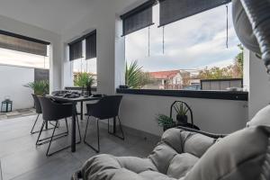 ヴィルにあるTiny Pool Houseのソファとテーブルのあるリビングルーム