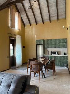 a living room with a table and chairs and a kitchen at Old Town in Çilǝgir