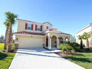 a house with palm trees and a driveway at ACN4308 in Bemidji