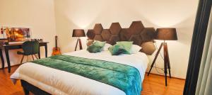 a bedroom with a large bed and a desk with a desk at Appartement d'exception spacieux, 2 chambres, terrasse privée, vue Cathédrale imprenable in Strasbourg