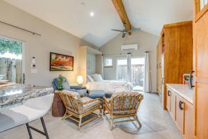 ウエスト・サクラメントにある2 Mi to Golden 1 Center Quiet Studio with Patioのキッチン、リビングルーム(ベッド、椅子付) +16枚の写真